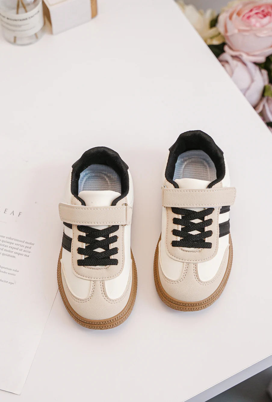 Baskets Enfant à Scratch – Chaussures Sport Enfant – Confortables et Légères – Beige et Noir