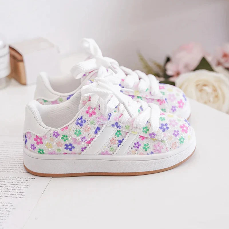 Baskets Enfant à Scratch – Chaussures Enfant – Confortables et Légères – Blanc à Motifs Cœurs Colorés