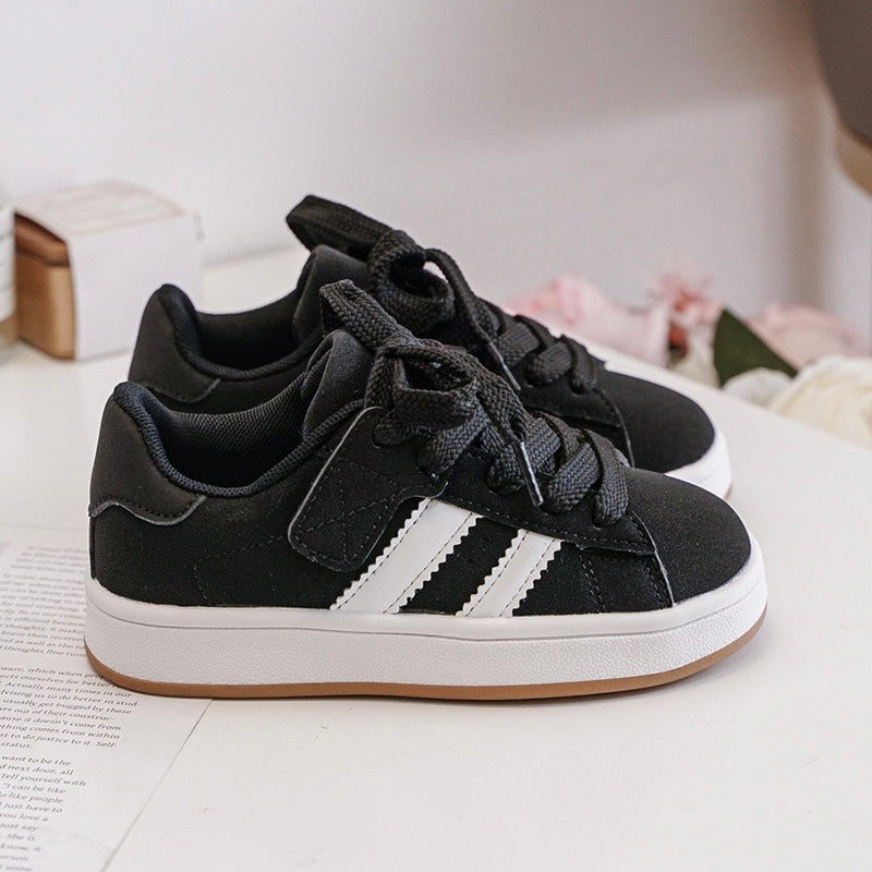 Baskets Enfant à Scratch – Chaussures Sport Enfant – Semelle Confort Antidérapante – Noir & Bandes Blanches