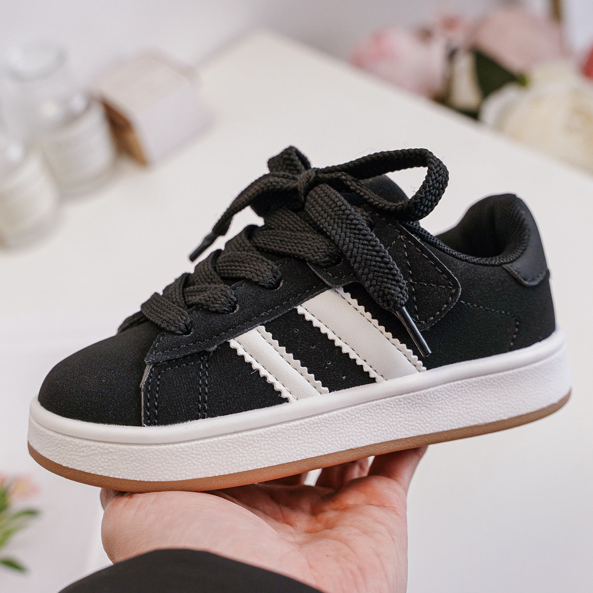 Baskets Enfant à Scratch – Chaussures Sport Enfant – Semelle Confort Antidérapante – Noir & Bandes Blanches