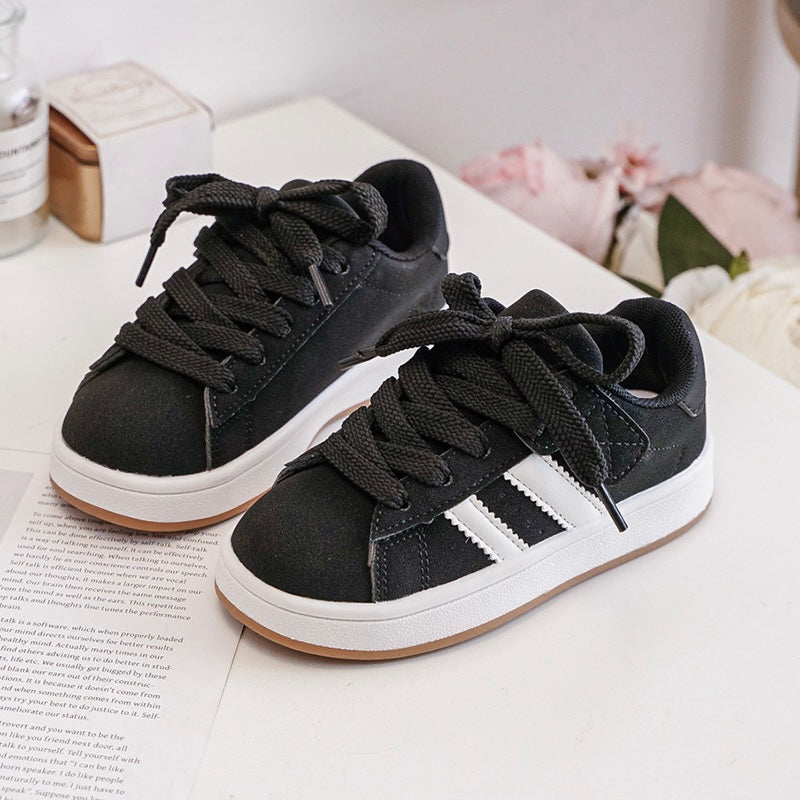 Baskets Enfant à Scratch – Chaussures Sport Enfant – Semelle Confort Antidérapante – Noir & Bandes Blanches