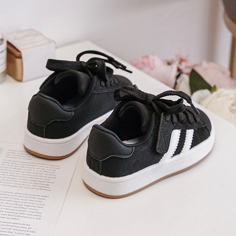Baskets Enfant à Scratch – Chaussures Sport Enfant – Semelle Confort Antidérapante – Noir & Bandes Blanches