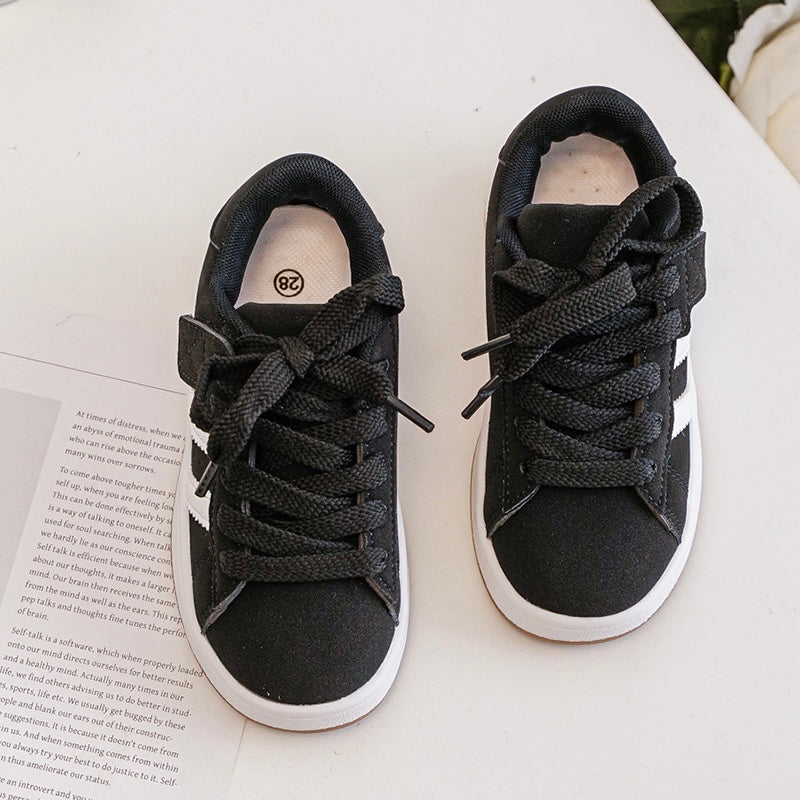 Baskets Enfant à Scratch – Chaussures Sport Enfant – Semelle Confort Antidérapante – Noir & Bandes Blanches