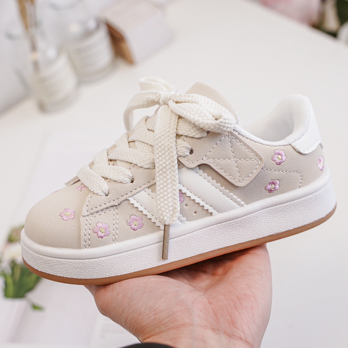 Baskets Enfant à Scratch – Chaussures Fille Broderie Fleur – Semelle Confort Antidérapante – Beige & Blanc