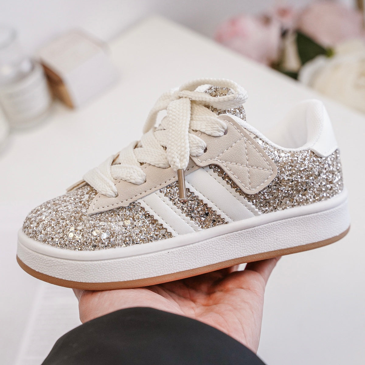 Baskets Enfant à Scratch Pailletées – Chaussures Fille Brillantes – Semelle Confort Antidérapante – Blanc & Argent